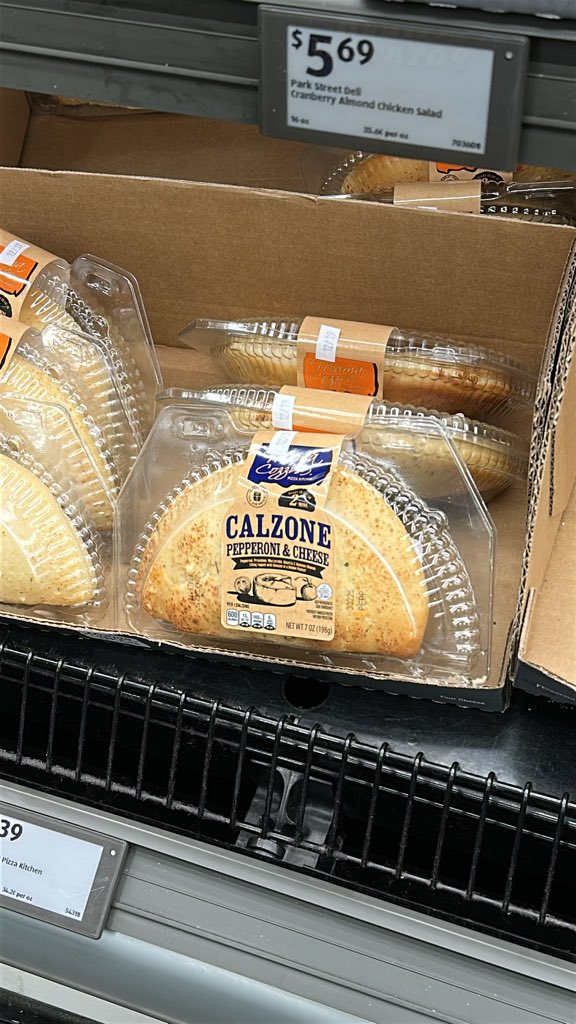 RingleaderJenn's tweet photo. @TheAbsol i found Calzone in the wild!! https://t.co/VxfLktVn5i