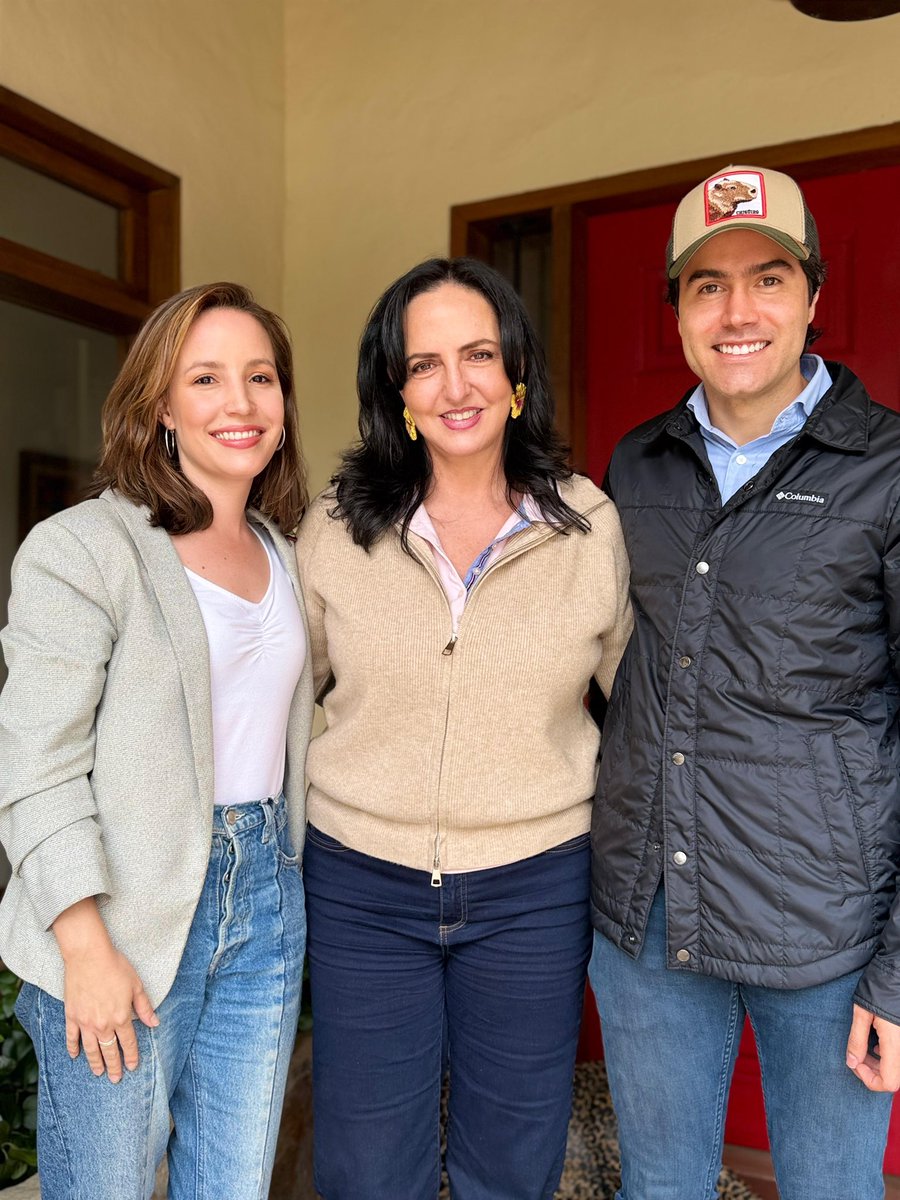 Gran encuentro con los futuros senadores de mi partido <a href="/juancaicedocal/">Juan Caicedo</a> y <a href="/JuliaCorreaNutt/">Julia Correa Nuttin</a> 

Las nuevas figuras en la política le dan impulso a los anhelos de transformación que lideraremos para Colombia. 🇨🇴