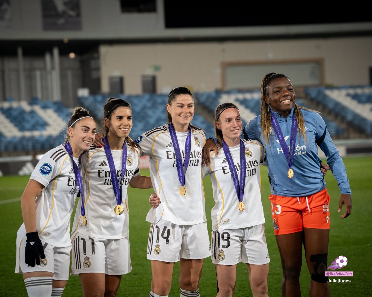 😆🇪🇸 Antes del comienzo del partido se rindió homenaje a Athenea del Castillo, Alba Redondo, María Méndez, Eva Navarro y Edna Imade

📸 <a href="/juliajfunes/">Julia Jiménez Funes</a> / <a href="/Erafutbolfem/">Era Fútbol Femenino</a>