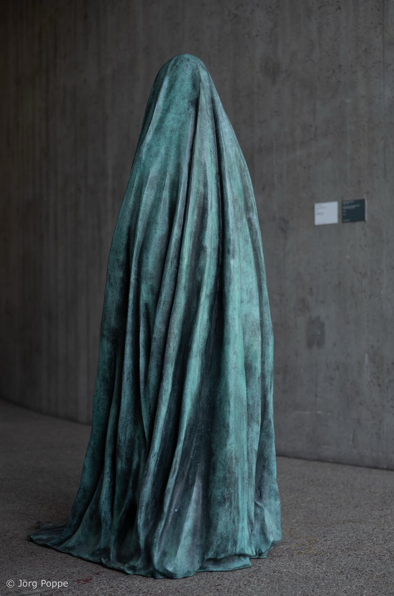 lichtaufnahmen's tweet image. „Selbstporträt als Geist“, Alicja Kwade, Patinierte Bronze, 2019.#kwade #alicjakwade #statue #figur #plastik #bildhauer #bronze #bronzeplastik #bronzefigur #bronzestatue #standbild #l50571