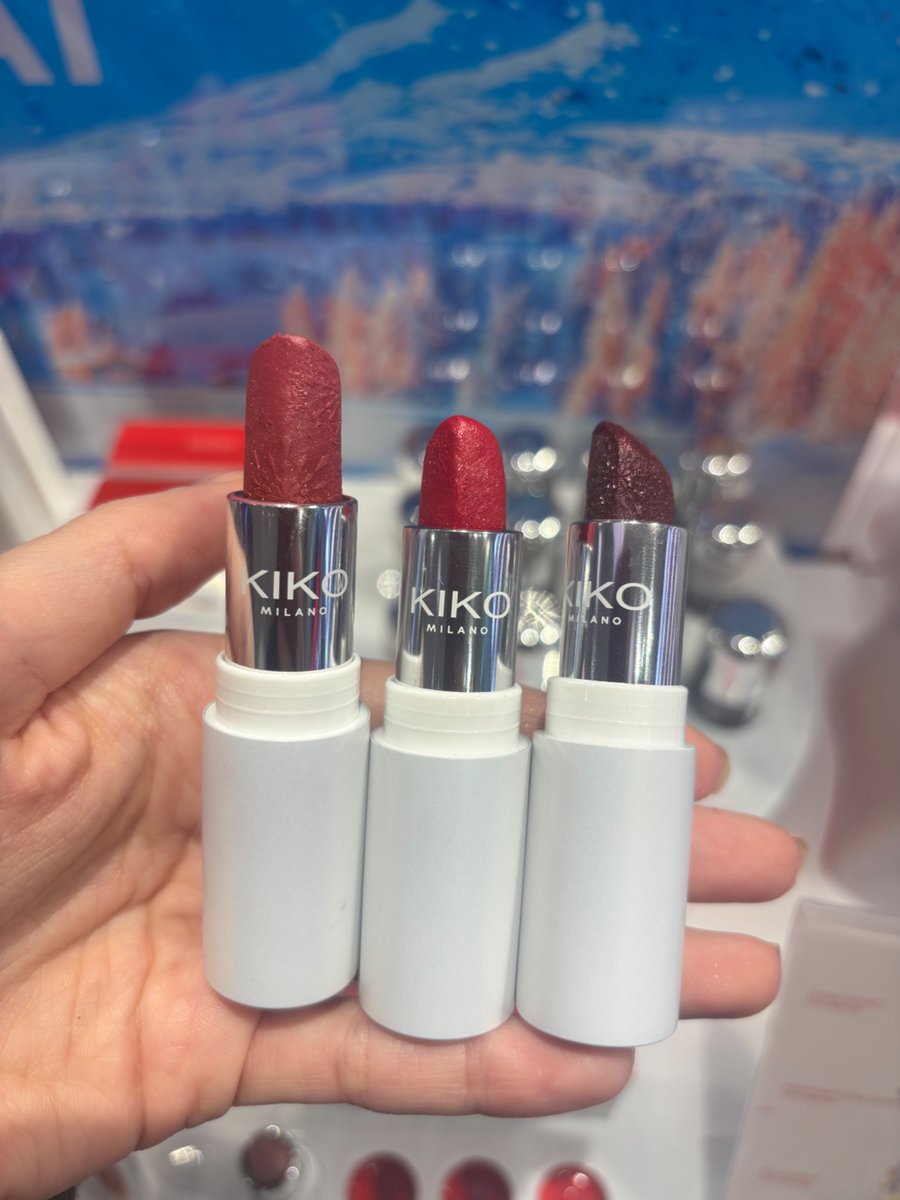 senexecutive's tweet image. Offf yılbası icin kikonun getirdigi rujlara bakın sağdakini kaptım fena parlıyor

asla #reklam değil