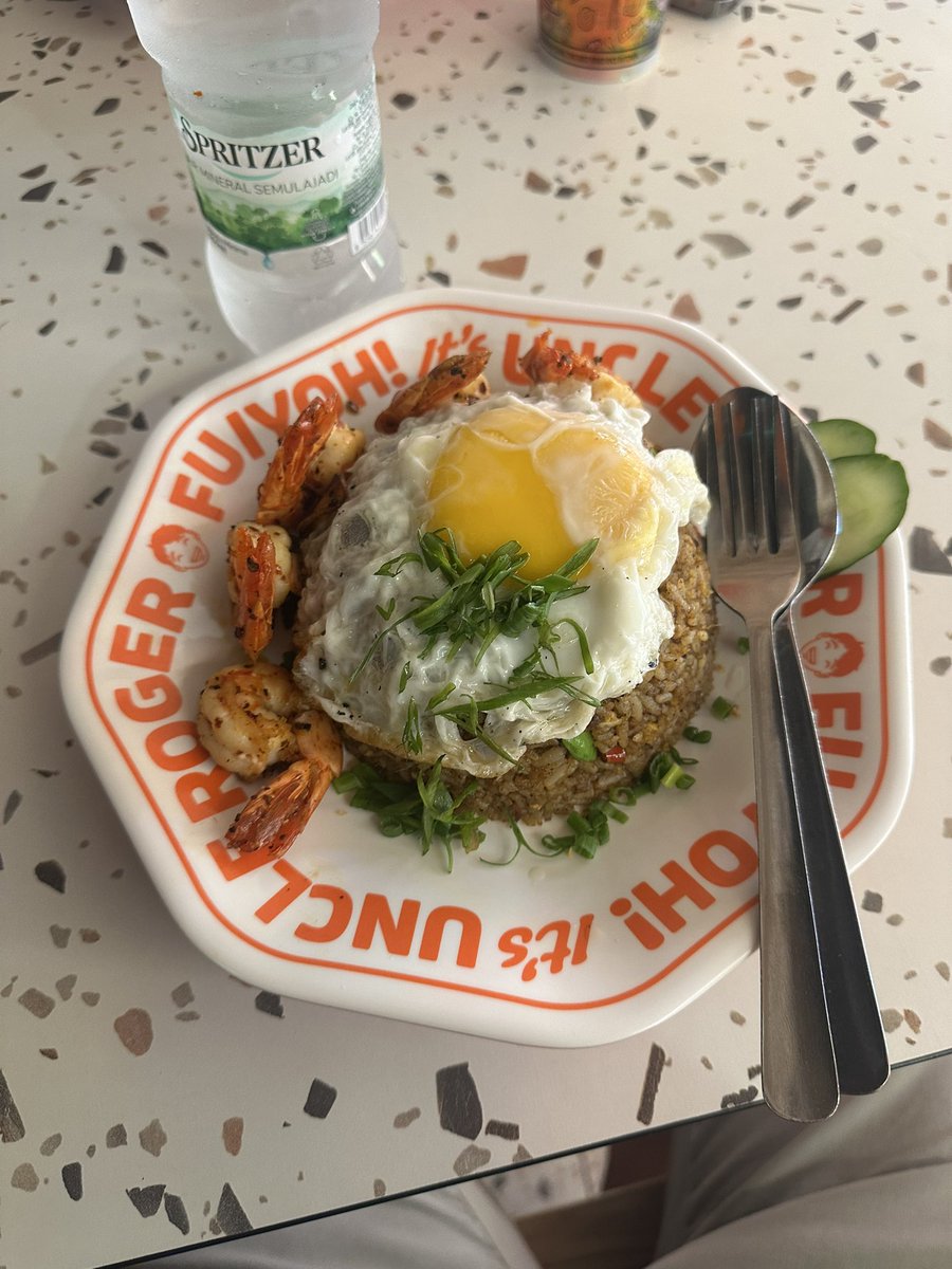 vuppyzz's tweet photo. Nasi goreng mall😭 sangat biasa hahahah https://t.co/Z6KzS0CGWe
