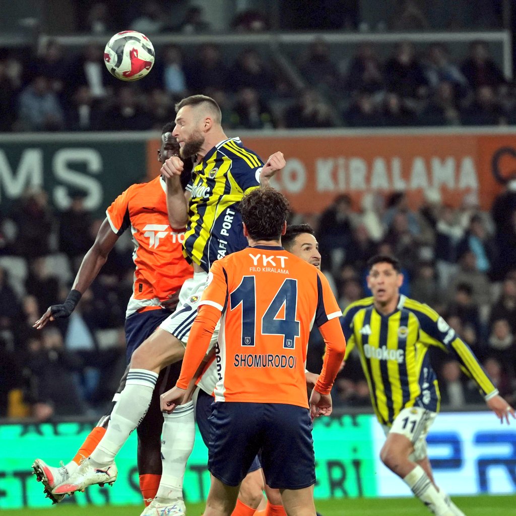 🚨 Fenerbahçe, deplasmanda Başakşehir ile 1-1 berabere kalarak ligde üst üste ikinci kez puan kaybı yaşadı.