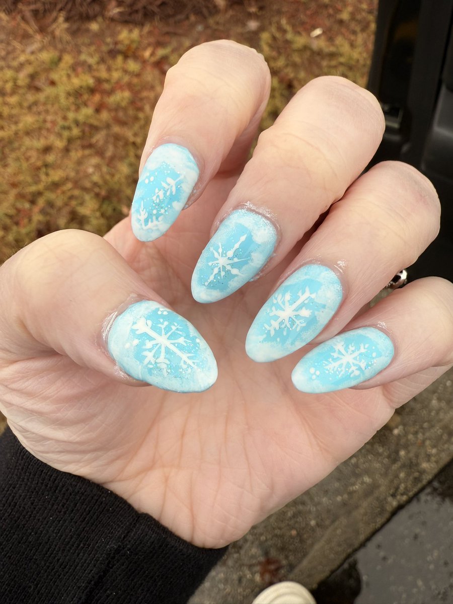 I got my nails done and I’m absolutely obsessed ❄️❄️