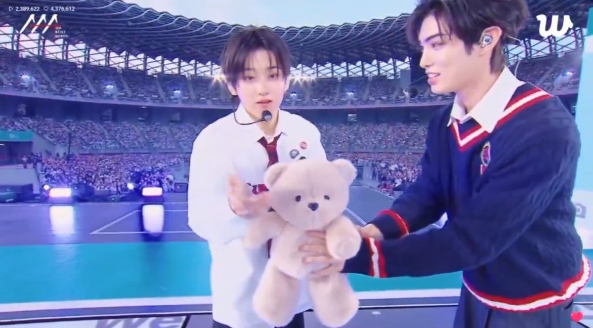 amaru_kickflip's tweet image. It was an OT7 stage