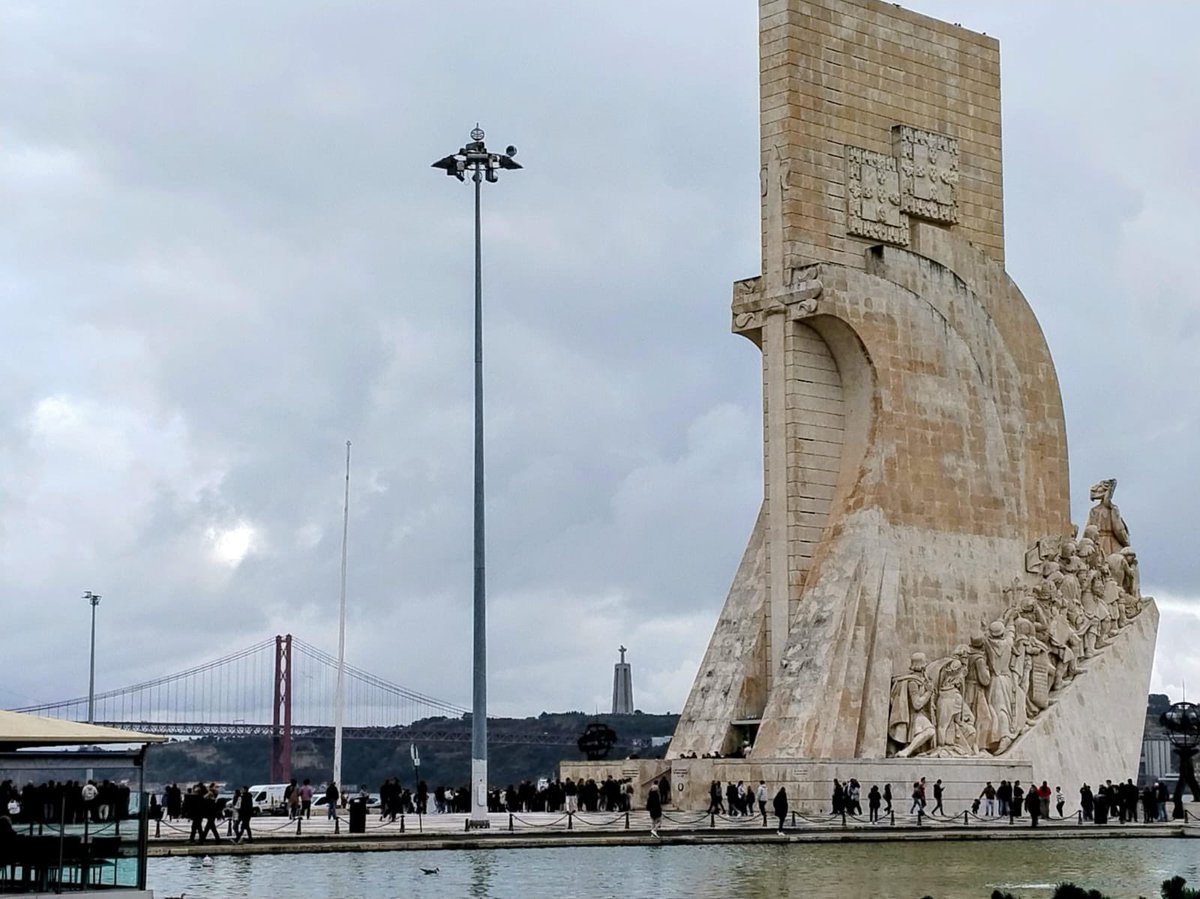 Nuestro compañero Manuel Jesús está de viaje con un buen grupo de Isla Cristina por Lisboa. Al fondo el icónico conjunto monumental Santa María de Belém (Mosteiro dos Jerónimos de Santa Maria de Belém). 
¡A disfrutar de el puente! 
💙 romerobus.com
•
#SocibusTeLleva