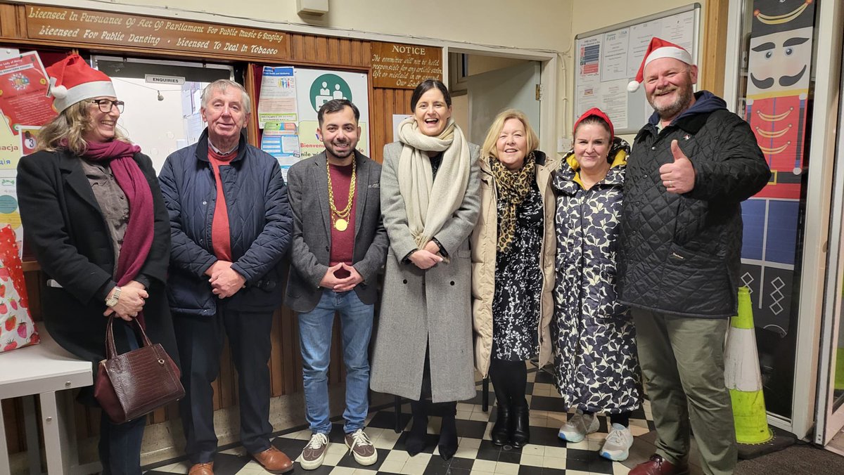 cardagh's tweet image. Great evening at the Drimnagh Christmas Lights! 🎄✨
@ammaraliDublin8 deputised for the Lord Mayor, carol singers were brilliant, and Santa made the night. 🎅 The boys had a ball — and big thanks for the selection boxes! 💜@DrimnaghC @TidyDrimnagh