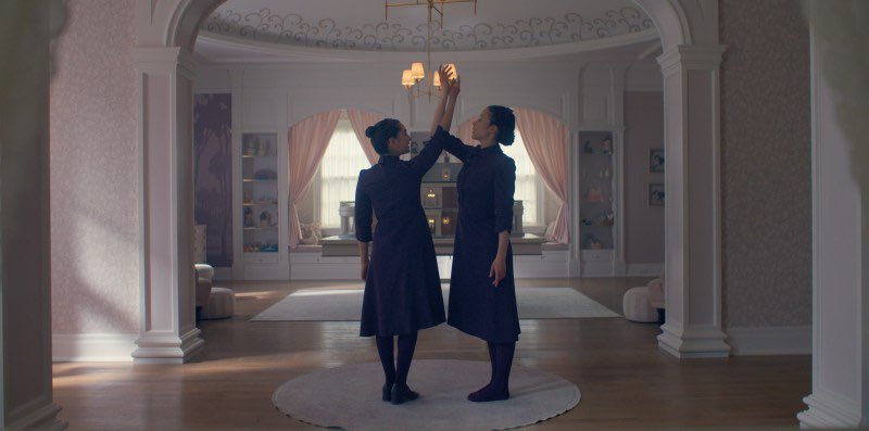 DiscussingFilm's tweet photo. First look at ‘The Handmaid’s Tale’ sequel series ‘THE TESTAMENTS’, starring Chase Infiniti

The series follows the young women in Gilead grappling with the bleak future that awaits them. 

Releasing in April on Hulu. https://t.co/Z8gRThUr3J