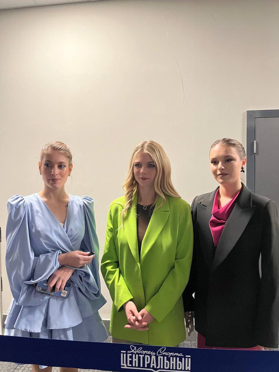 quadsalchuwu's tweet image. Trusova, Shcherbakova &amp;amp; Kostornaia:

“Did you recall the tournaments you competed in together?”

S: We haven't forgotten

T: We don't forget.

K: We were sitting yesterday, and the phrase slipped out that it feels like we have to compete ourselves tomorrow

(skategambit)