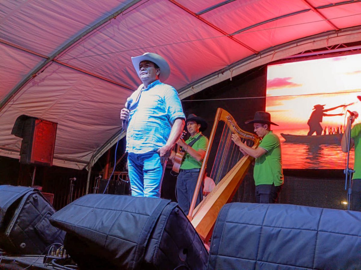 En el marco del Festival de la Canoa, en Puerto Guadalupe, Puerto López, la comunidad disfrutó de la presentación del artista Charles Triviño, quien llenó de música y alegría esta fiesta que fortalece la identidad cultural del territorio.