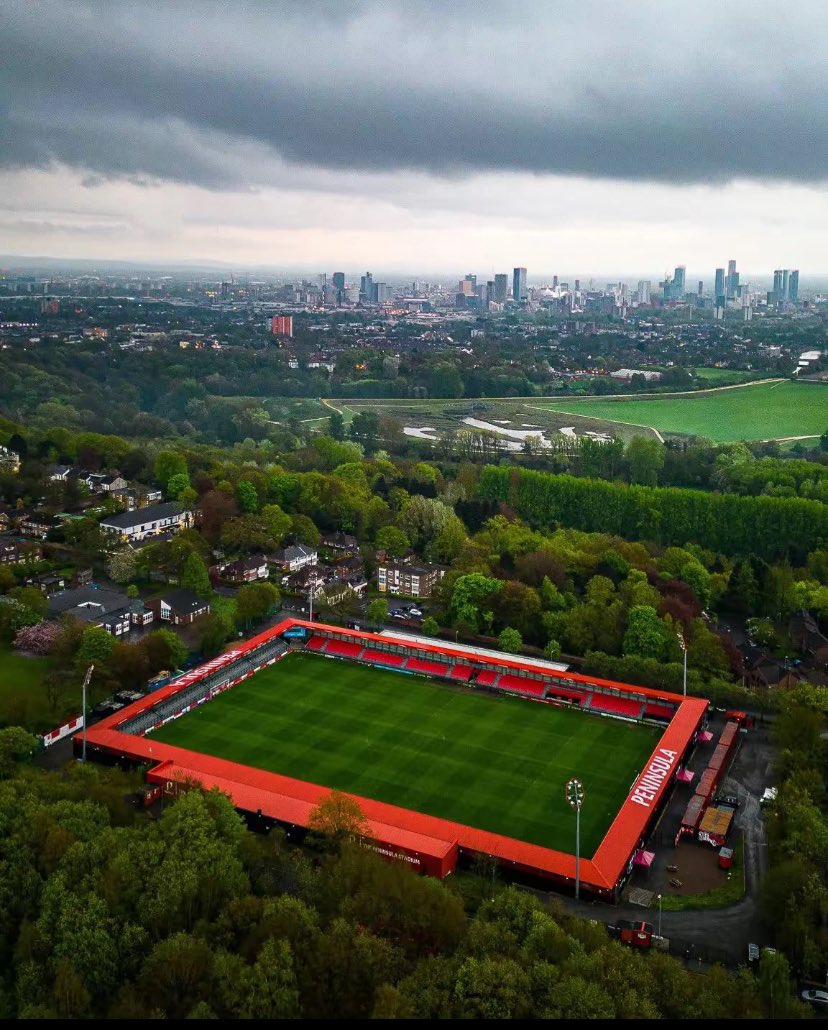 تدرون ان هذا ملعب احد اندية الدرجة الرابعة في الدوري الأنجليزي