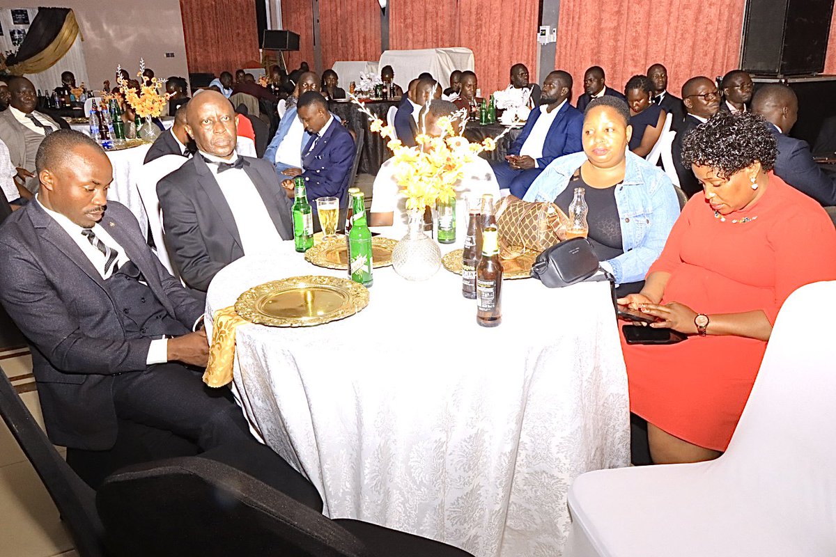 ug_lawsociety's tweet photo. #EasternBarRun2: Mbale is on heat right now, breaking the barriers of mental health.
The dress code is black suit, bow-tie.
We only accept #BangingTables but not shaking them because they have expensive π· π
#BangTheTable #BackOnTrack #RNBVision2060 https://t.co/c0jnHwuI8a
