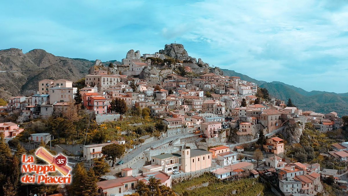 ArteCalabria's tweet photo. Borghi più belli d'#Italia
Pietra preziosa incastonata nella punta della #Calabria, Bova (RC)❤️ ricco borgo storico-artistico capitale della Bovesia (area territoriale dove il greco antico è ancora parlato).
#partrimonio #landscape #Aspromonte #beauty #Heritage #ancient #art https://t.co/oiN8sg98Ep