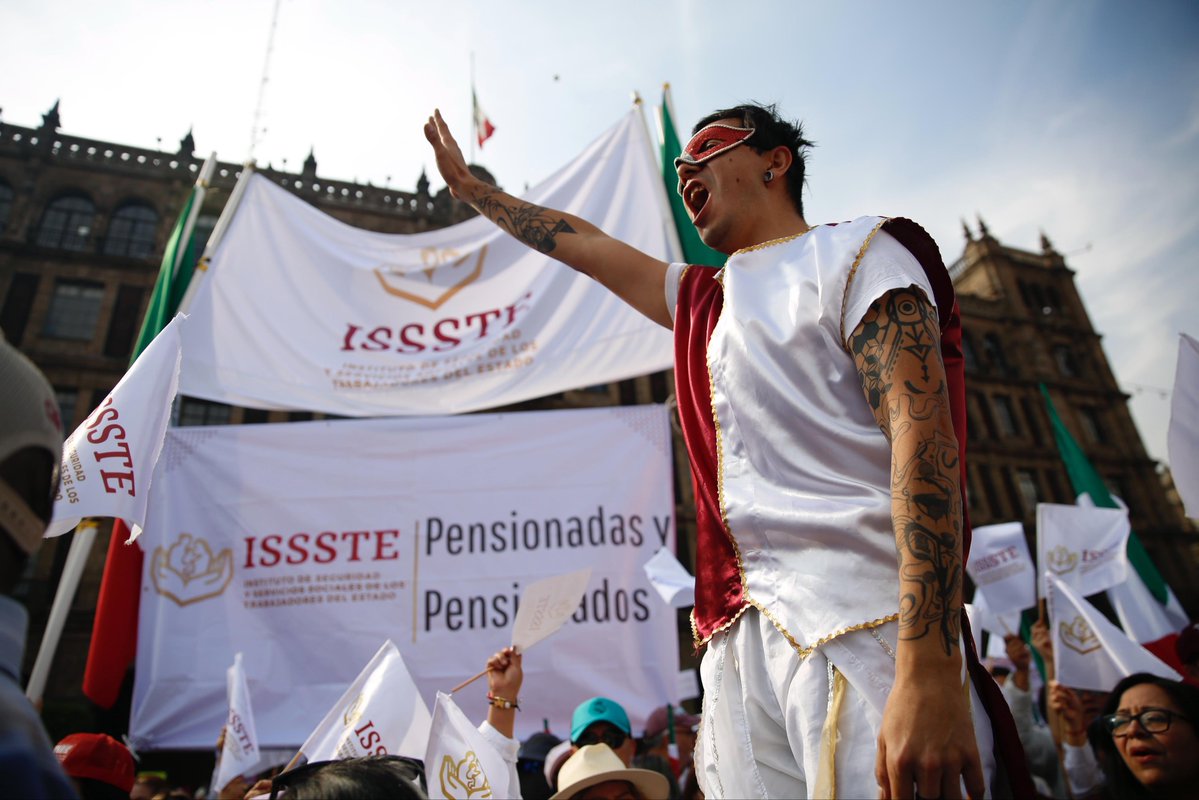 martibatres's tweet image. “Pasamos de un país gobernado por una oligarquía donde los presidentes y el gobierno servían a unos cuantos que se creían dueños de México, a una verdadera democracia donde el gobierno trabaja para todos y todas, pero especialmente para quien más lo necesita”. 

Es por ello que…