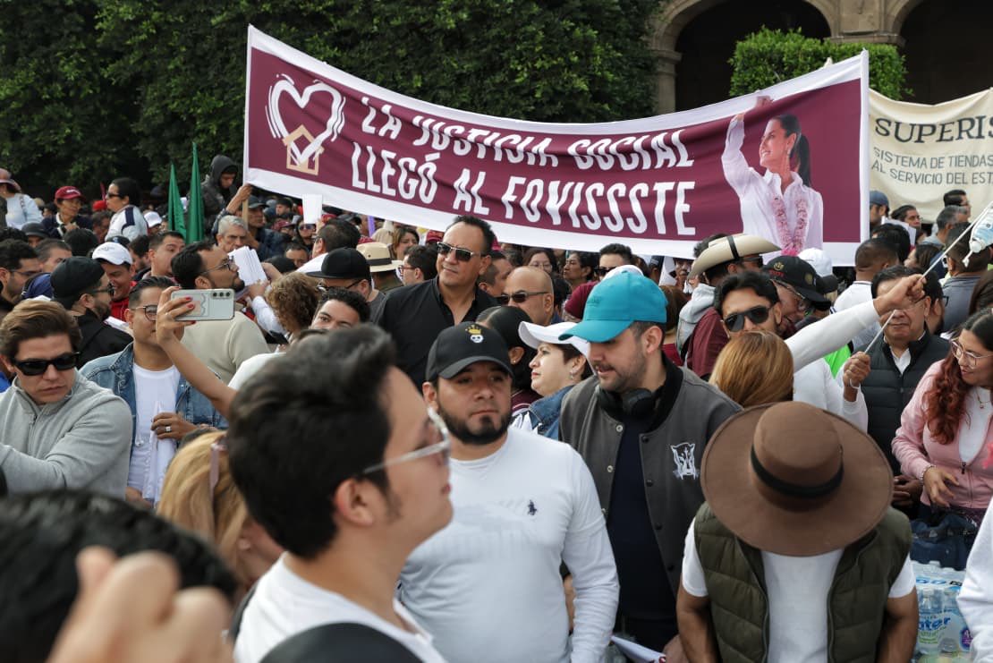 martibatres's tweet image. “Pasamos de un país gobernado por una oligarquía donde los presidentes y el gobierno servían a unos cuantos que se creían dueños de México, a una verdadera democracia donde el gobierno trabaja para todos y todas, pero especialmente para quien más lo necesita”. 

Es por ello que…