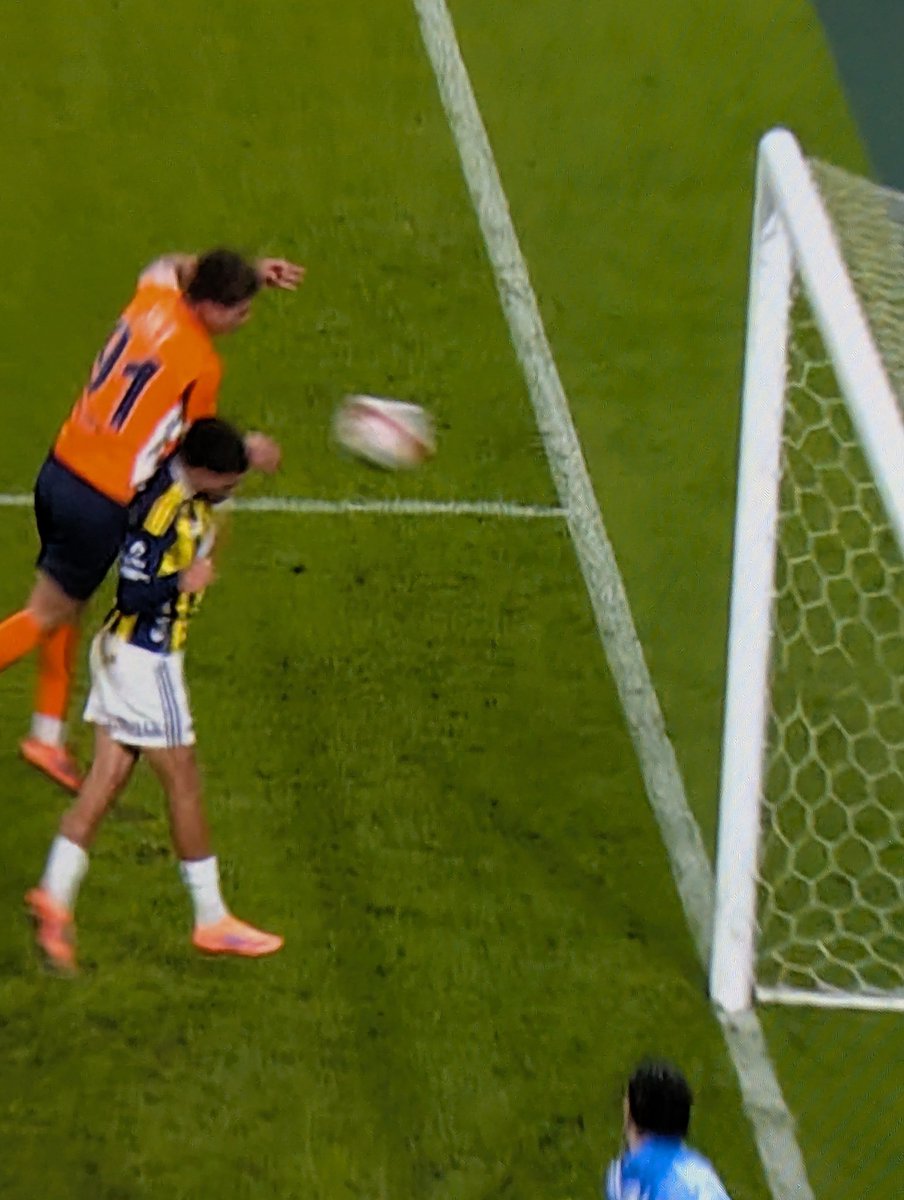 Şu golü GS yese, gsli futbolcu yerde baygın yatar. Sağlık ekibi kalp masajı yapar. Sahaya ambulans girer. GSli futbolcular takım arkadaşının başında ağlaşır. Gol iptal edilir. Sonra da hiç bir şey olmamış gibi oyuna devam ederler..