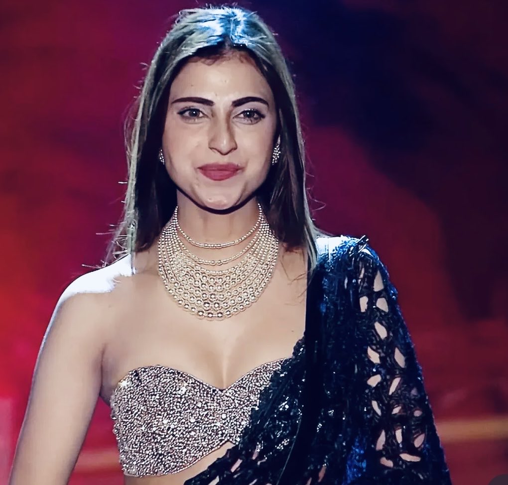 SamreenZGodil's tweet photo. I am inspired by this girl ⁦@Farrhana_bhatt⁩ is real, fearless, beautiful, has raised the bar for what a contestant on a reality show should be. Her journey speaks for itself and proves she is a true winner. May you win #BigBoss19 🏆#TheFarhanaBhattSeason #colorstv https://t.co/PvQEQlNEQB