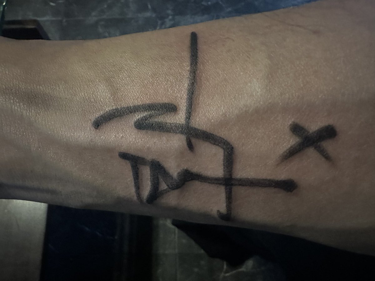 速攻で無事にジョニーデップのサインをタトゥー化にしました💪५
