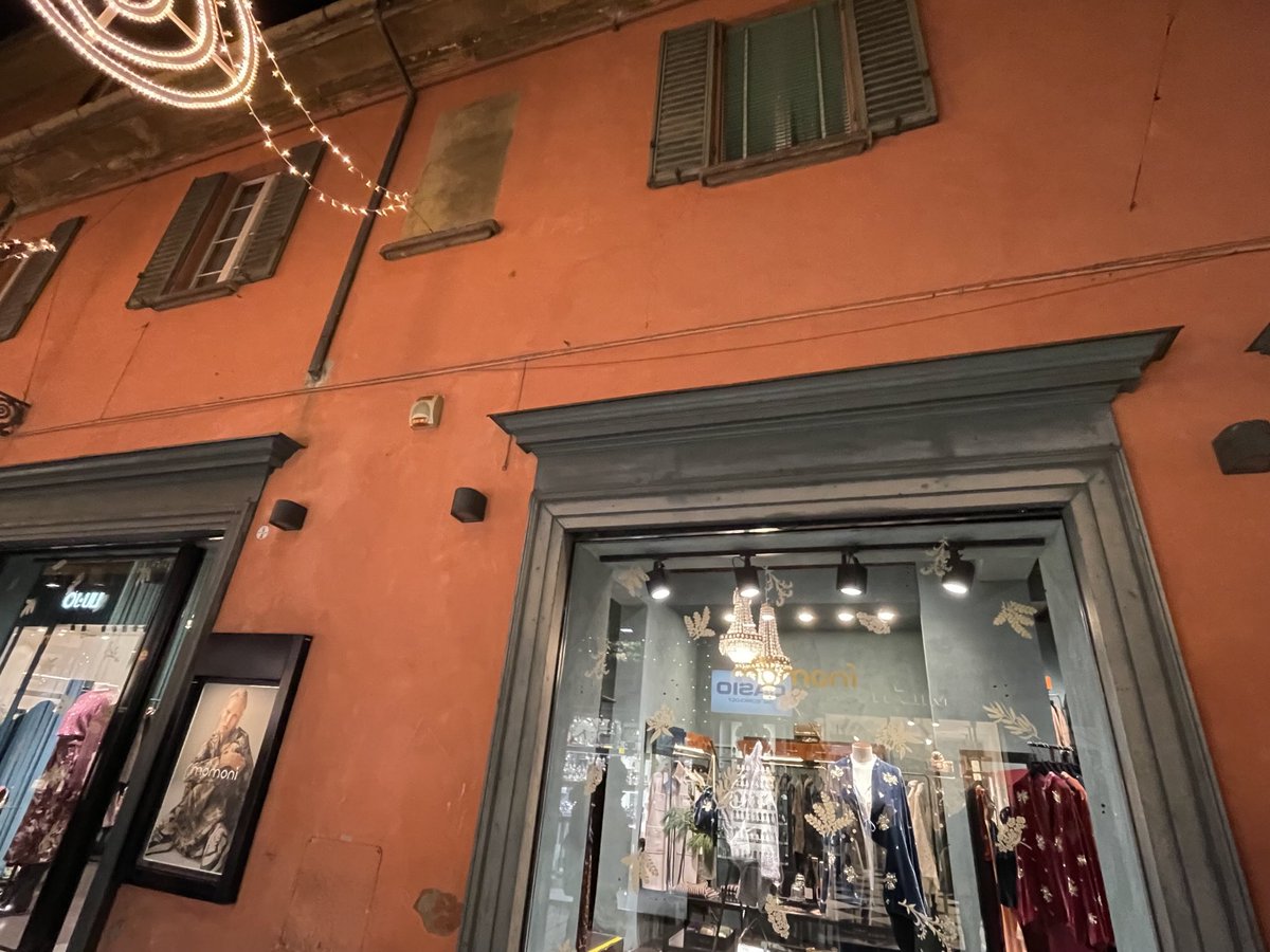 roberto_rlnrrt's tweet photo. Passeggiata in una Bologna parata per le Feste, con un casuale pellegrinaggio musicale: Dalla, Vasco, e guess who else... https://t.co/rq8qsuFsch