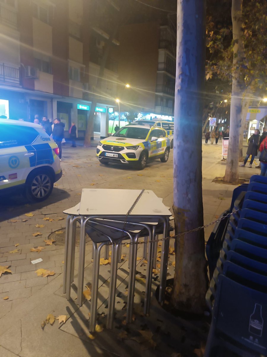 PedroMorenoGmz's tweet image. Reyerta tumultuaria en Plena Calle Mayor #Alcorcón. A falta de luces buenas son ostias. 

Cinco detenidos. 

El otro día, estos mismos, de madrugada lanzando cosas por el balcón, gritos y amenazas entre “familias”

Qué pena en lo que han convertido #Alcorcón.