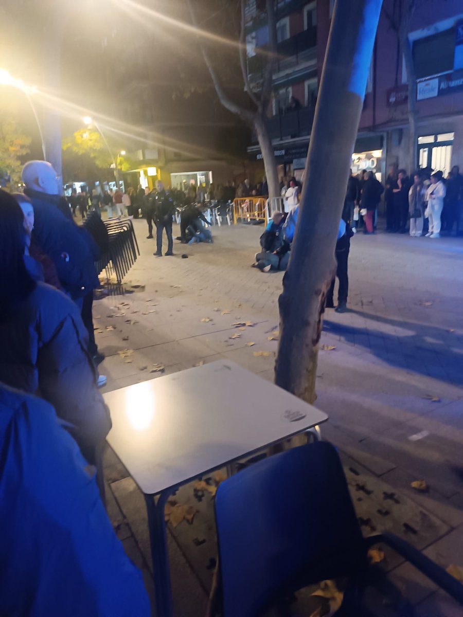 PedroMorenoGmz's tweet image. Reyerta tumultuaria en Plena Calle Mayor #Alcorcón. A falta de luces buenas son ostias. 

Cinco detenidos. 

El otro día, estos mismos, de madrugada lanzando cosas por el balcón, gritos y amenazas entre “familias”

Qué pena en lo que han convertido #Alcorcón.