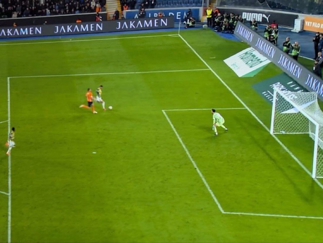 rakibinin son dk eli görülmüyor ligin kaderiyle oynanıyor, en-nesyri yanındaki bomboş adamı görmüyor, takımının kaderiyle oynuyor. üzgünüm ama bu enkaz bu sene kalkmaz, ayrıca kalksada lig sonucu dün tescillendi. geçmiş olsun…