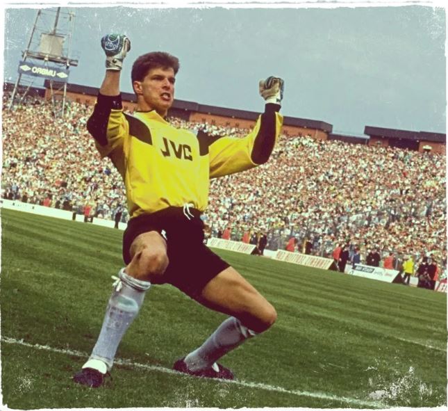 Bij Theo Snelders in huis hangen vandaag slingers. Hij is namelijk 62 geworden!

Keeper die zijn gloriejaren kende bij <a href="/fctwente/">FC Twente</a> en het Schotse <a href="/AberdeenFC/">Aberdeen FC</a>. Ook keepte hij voor <a href="/RangersFC/">Rangers Football Club</a> en <a href="/mvvmaastricht/">MVV Maastricht</a>.

kentudezenog.nl/theo-snelders-…