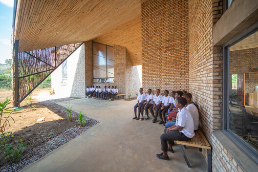Le Komera Leadership Center, conçu par BE_Design dans l’est du Rwanda, est un équipement communautaire dédié à l’éducation, la santé et l’autonomisation des jeunes femmes. Il sert également de lieu de rencontre pour les familles et l’ensemble du village.