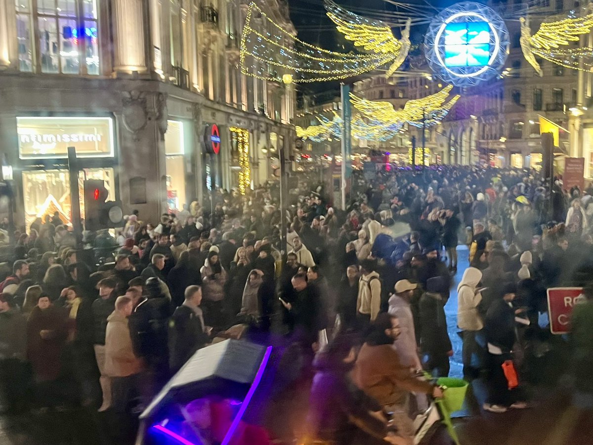 betty_friedrich's tweet photo. #London #Christmasterror #RegentSt #OxfordSt 🫣 https://t.co/Z2onLZkTt8
