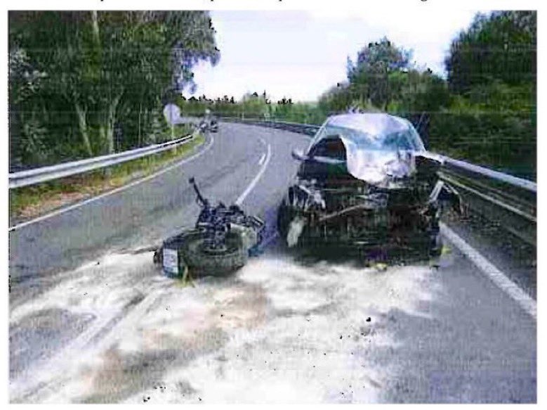 rosanesfiguerol's tweet photo. NO FUE UN ERROR
El conductor que mató a Josep, mi hijo, no cometió una imprudencia. En absoluto. Pisó el pedal del acelerador hasta topar con la plancha de su coche. No redujo la marcha ni pisó el freno porque le apetecía correr. No había consumido ni alcohol ni drogas por lo que era absolutamente consciente de lo que hacía. 
Entró en una curva de la AC-442 al doble de la velocidad permitida porque le vino en gana y no pudo trazarla por lo que invadió el carril por el que circulaba un extraordinario joven de 20 años. El exceso de velocidad fue la causa del choque frontal del Peugeot conducido por Asier González Silva y de la Yamaha en la que viajaba Josep al que, respetando la velocidad y la distancia de seguridad, seguía su padre ¿Aquel conductor quería matar a mi hijo? No. No lo conocía. Pero esa no es la pregunta. La pregunta correcta es ¿Lo mató? Y la respuesta es Sí, lo hizo. Que no quisiera hacerlo, poco importa. Tampoco lo sabré nunca. En su mano estuvo evitarlo y no lo evitó. Sabía lo que hacía. No se mata con el vehículo que conducimos por error, sino por una intolerable falta de respeto por la vida ajena, porque me da igual todo aquel que no sea yo. Y el homicida de Josep (eso es lo que es y será siempre) no pidió perdón, ni mostró arrepentimiento porque él, como todos lo que actúan como él, debió considerar que solo se había equivocado y que como “errar es humano”, no era responsable de nada. Solo erro. 
Un error… mató a un joven de 20 años por error… 
No. No se mata por error. 
No, no fue un error el que no permitió que mi hijo volviera a abrazar a su chica, el que no permitió que completara su grado en Historia y ejerciera de profesor. 
No fue un error el que no permitirá a Josep ser padre, envejecer, abrazar a sus nietos. 
No fue un error el que ha privado de su único hermano a mi hija y de un tío a la suya. 
No. No fue un error el que robó la vida que hilé durante 9 maravillosos meses y que tuve el privilegio de tejer durante 20 años.  Fue un conductor, un delincuente, con nombre y apellidos como también tienen nombre y apellido los homicidas de Mario, de Sara, de Natalia, de Edu. 
El nuestro se llama Asier González Silva y 15 días después de matar a Josep, celebró que la vida le había dado una segunda oportunidad y publicó en instagram lo afortunado que había sido. Eso tampoco fue un error…
El error está en confundir casualidad con causalidad. 
El error es llamar accidente a una acción que es evitable. 
El error es que la sociedad haya normalizado tantísimas muertes sin preguntarse si hay o no un responsable. 
El error está en la 142 del Código Penal y en un sistema judicial que no defiende a las víctimas como Josep sino que las humilla. 
Demasiados errores…

Se acerca la Navidad y ni Josep ni miles como él volverán a casa.
No. 
No fue un error: fue el peor de los delitos. 
#JosepBoan #Reforma142CP #StopViolenciaViaria #JustíciaBoan
