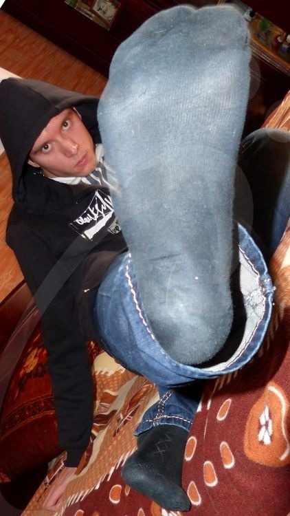 -“Estos calcetines son de más de quince días puto, aquí no es mal olor a 👣, es mi más íntima esencia de cabrón, de hombre que anda en el desmadre, en chinga.... Todo para deleitar a tu nariz putito...”

Ahuevo que así dejamos los 🧦 los cabrones marinados de olor a 👣🧀👟...