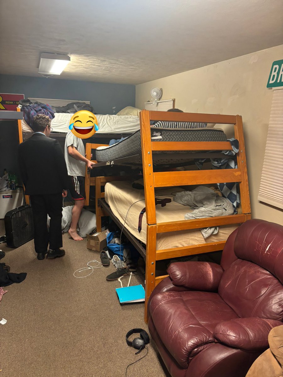 Roommate laid down a big girl last night #landwhale #whyD3