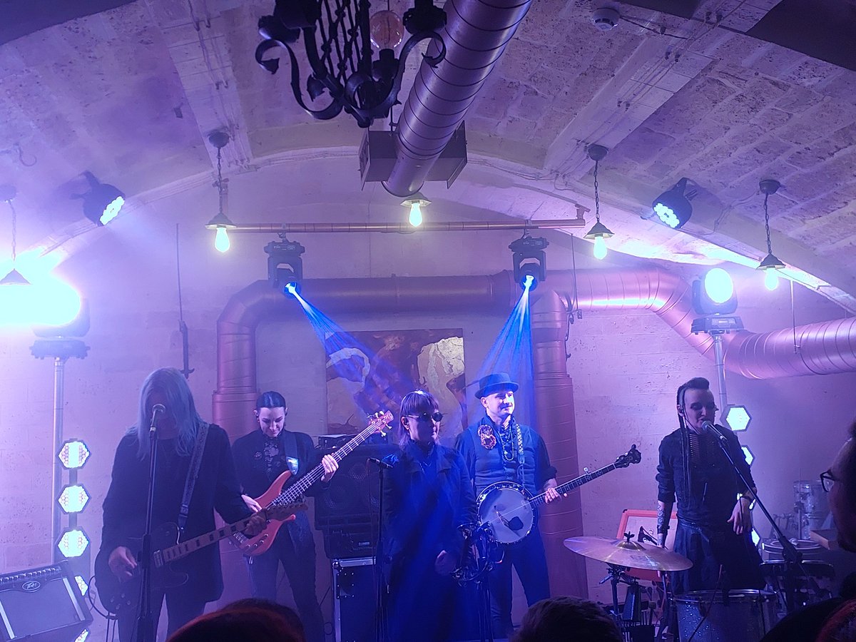 ZWYNTAR приїхали в Миколаїв на день святого Миколая і почали концерт піснею ТИ МИКОЛА Я МИКОЛА ОБА МИ МИКОООООЛИИ

найкращі!

🦇 🖤🦇