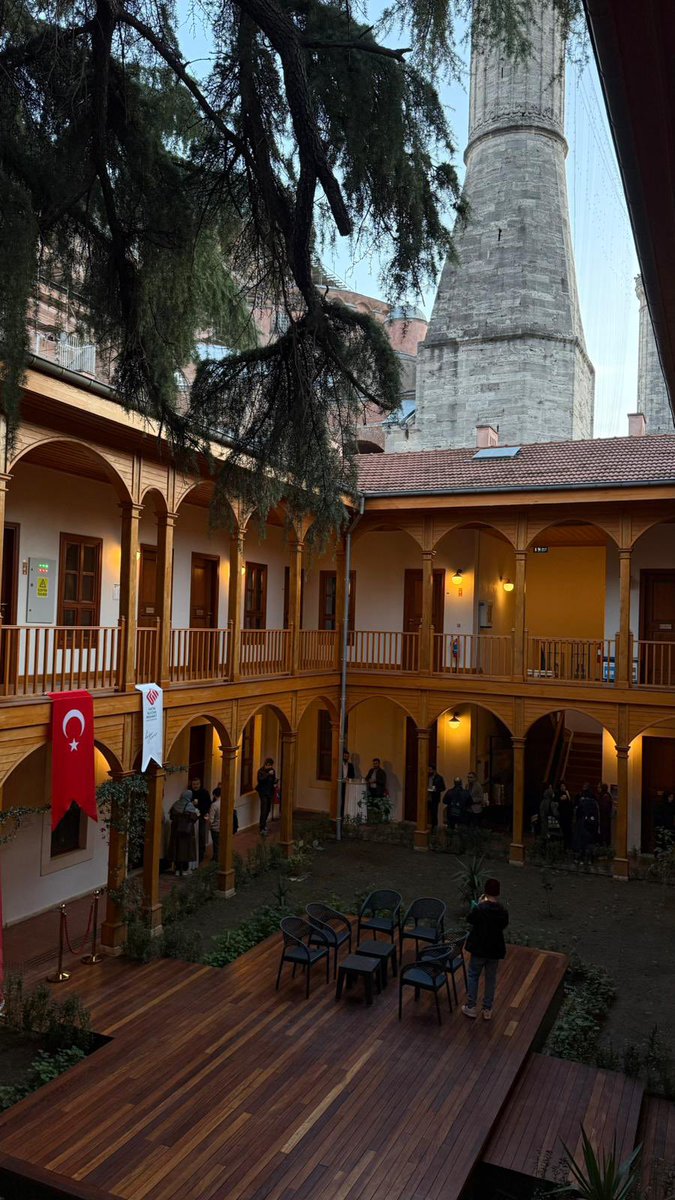 Bugün Teoman Duralı hocamızı anma toplantısı için Ayasofya Medresesi’ndeydik. 

Öncelikle hocamı hatırlayınca ve hakkında konuşunca biraz duygulandım, eski güzel anılar, o özel örneklik, rehberlik aklıma geldi. Hoca her şeyden önce çok iyi bir insandı, çoğu konuda kendisine