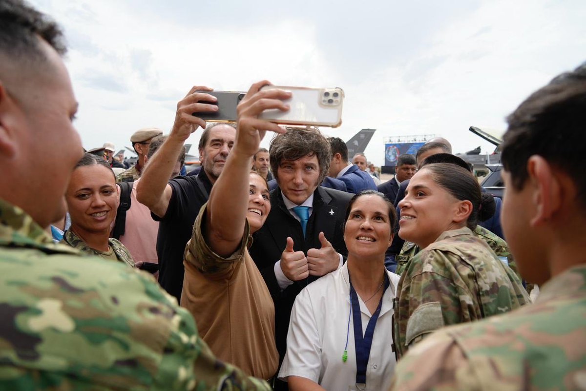 “HOY MÁS QUE AYER PODEMOS DECIR QUE LAS FUERZAS DEL
CIELO NOS ACOMPAÑAN” - Presidente Javier Milei

📍Presentación de los caza F-16 en Río Cuarto, Córdoba