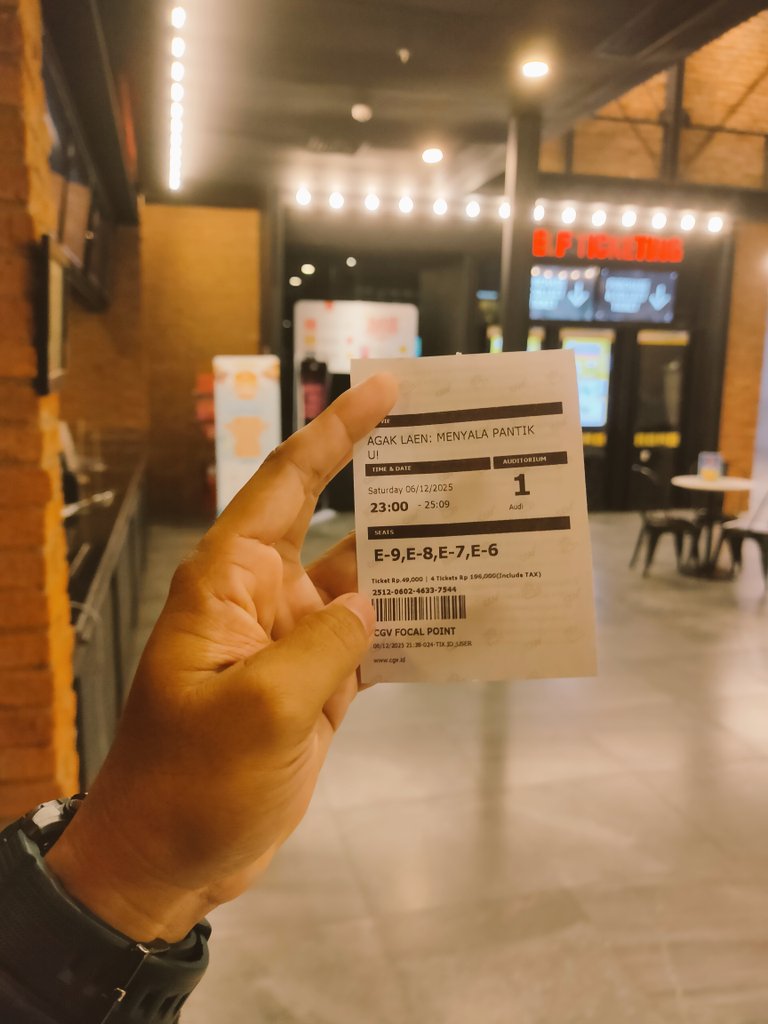 odynst's tweet image. Menyala Bioskop seKota medan, mlm ini full, dpt jam tengah mlm terus agak jaoh nonton nya🤧
kukukukuuuukuuuuuu🤣🤣

memang agak laen filem klen bg @bene_dion 🤣😭

#TIXID #AgakLaenMenyalaPantiku #Bioskop