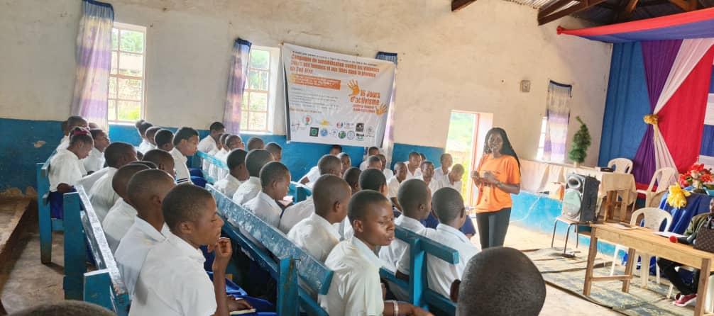 Walungu : des organisations de jeunes et de femmes sensibilisent des élèves aux #violences faites aux #femmes et aux #filles

Dans le cadre des 16 jours d’activisme, La Prunelle RDC et 11 organisations partenaires ont sensibilisé ce vendredi 5 décembre 2025 les élèves de