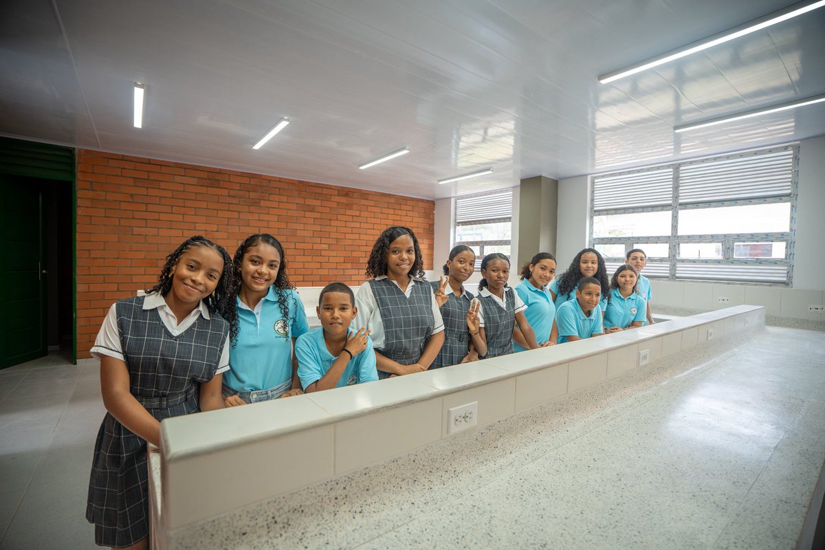 Mineducacion's tweet image. ¡En el gobierno de @petrogustavo le cumplimos al Chocó recuperando un elefante blanco! 🙌

Con un inversión superior a los $13 mil millones entregamos la nueva sede del colegio Luis López de Mesa en Bahía Solano para que más de 500 estudiantes del Pacífico ahora tengan un espacio…