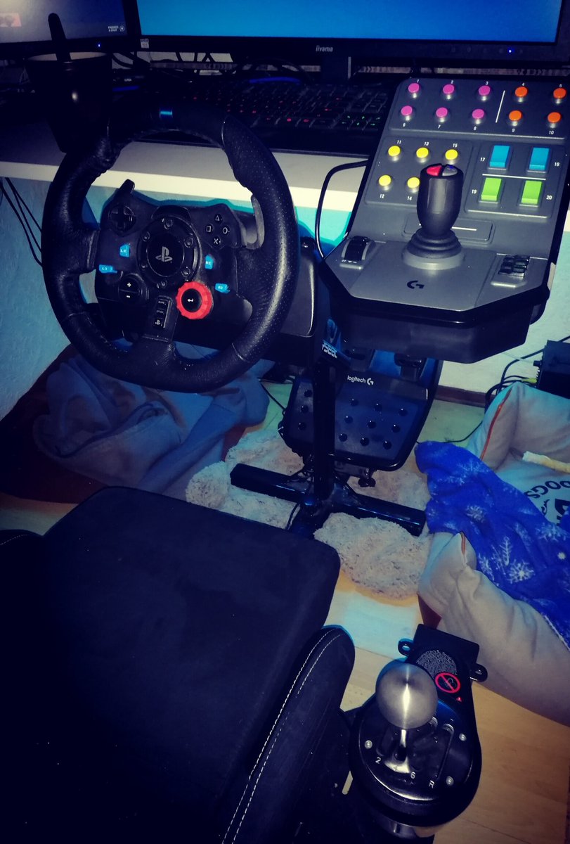 TailsDaGamer's tweet photo. @MarinaMagi43063 Ik heb mijn Playseat momenteel niet aangesloten, maar dit is mijn setup. https://t.co/QllTRifU4o