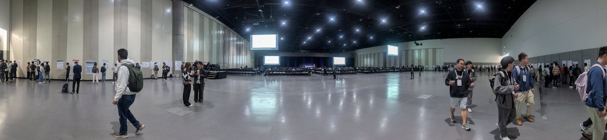 Fiel ao seu nome, o workshop de Raciocínio Eficiente do #NeurIPS2025 aproveita ao máximo o amplo salão F para apresentar