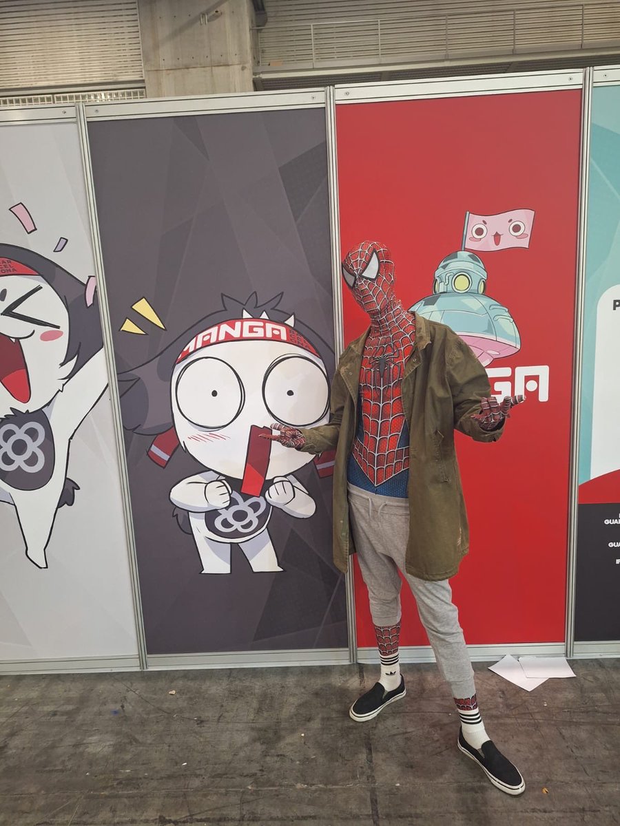 Hola follamigos y vecinos!! 🕷️🕸️

Aun con el gripazo hoy ha tocado salón del manga; versionando a Peter B Parker, si a veces Spidey se viste un poquito 🤭🫣 #gay #cosplay