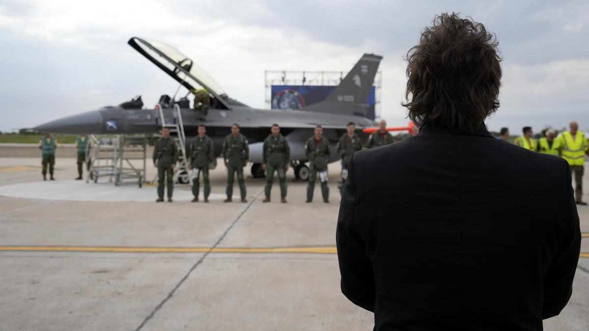 El Poder Militar es uno de los tres que dan capacidad a un Estado para influir sobre los acontecimientos, además del económico y del diplomático. Los F-16 permiten pensar que quizá la Argentina no se va a desvanecer en la intrascendencia y que nos hemos dado una nueva oportunidad