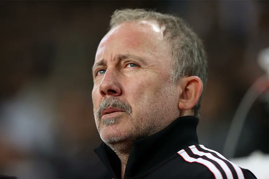 Eleştireceğiz,
Hatalarını söyleyeceğiz, 
Kızacağız, sinirleneceğiz,

Ama dümencilerin gazına gelip Beşiktaş'ın çocuğunu yedirmeyeceğiz.