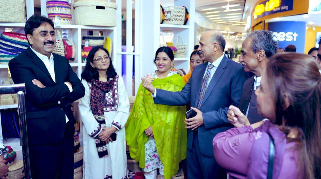 HamzaQures30706's tweet photo. وزیر @jamkhanshoro نے نمائش کا دورہ کیا اور چیئرپرسن محترمہ ناہید شاہ، سی ای او @MDittalKalhoro اور بورڈ ممبرز کے ساتھ سندھ کے اہم ترقیاتی منصوبوں پر غور و خوض کیا۔
#Sindh #Pakistan https://t.co/sir8lKbohM