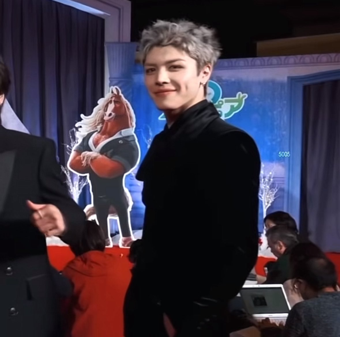 23russells's tweet image. BRO THE FUCKASS HORSE BEHIND MAKI I CANT BREATHE ITS RIGHT BEHIND U