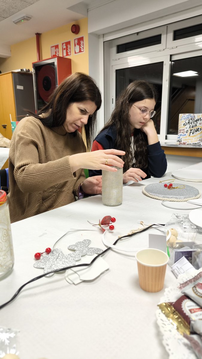 ¿Qué os parece el resultado de nuestro Taller de Navidad?

Ayer hemos tenido el lujo de contar con nuestra artista de referencia, Begoña Peña, que enseñó a nuestras familias a preparar unos adornos así de chulos.

Muchas gracias, Begoña, por tu disponibilidad y buen hacer 🥰😍