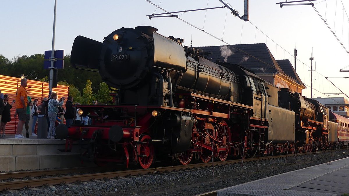 Dit weekend rijdt de <a href="/VSMstoomtrein/">Veluwsche Stoomtrein</a> tussen Arnhem en Nijmegen!🚂
09:07 Arnhem
09:30 Nijmegen
10:07 Arnhem
10:30 Nijmegen
11:07 Arnhem
11:30 Nijmegen
14:07 Arnhem
14:30 Nijmegen
15:07 Arnhem
15:30 Nijmegen
16:07 Arnhem
16:30 Nijmegen
16:50 Arnhem

Kaartjes: stoomtrein.org/tickets-kopen/