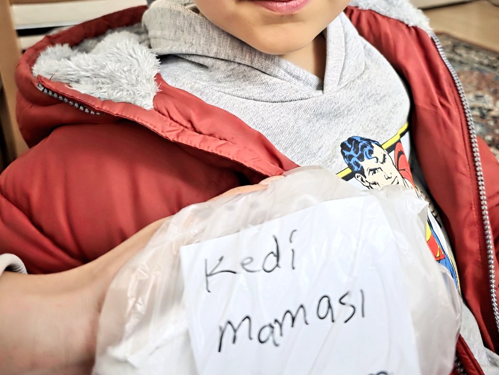 Birsürü kedi&amp;köpek maması aldım küçük yeğenime de söyledim sen de sokaktaki hayvanlara verebilirsin diye
-Teyze ama köpeklerden korkuyorum dedi. O zaman minik kedilerden başlayalım dedim  ve anlaştık 🐈 tabikide anneannesi cocopops zannedip yanlışlıkla yemesin diye not yazdı 🙃