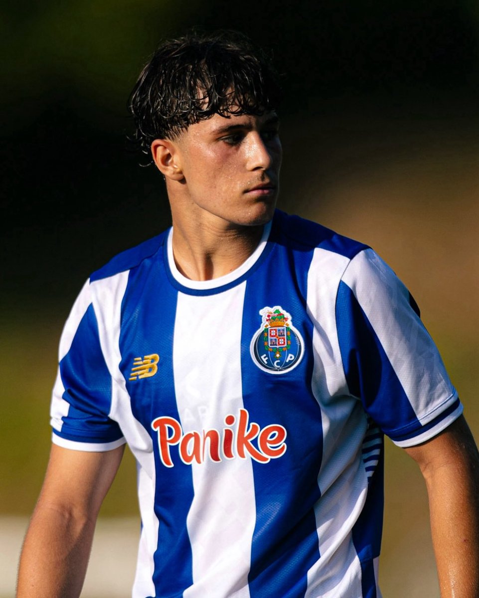 Percebo a aposta do Porto neste miúdo.
Tem qualidade e maturidade muito acima da idade.
Vale a pena acompanhar de perto.