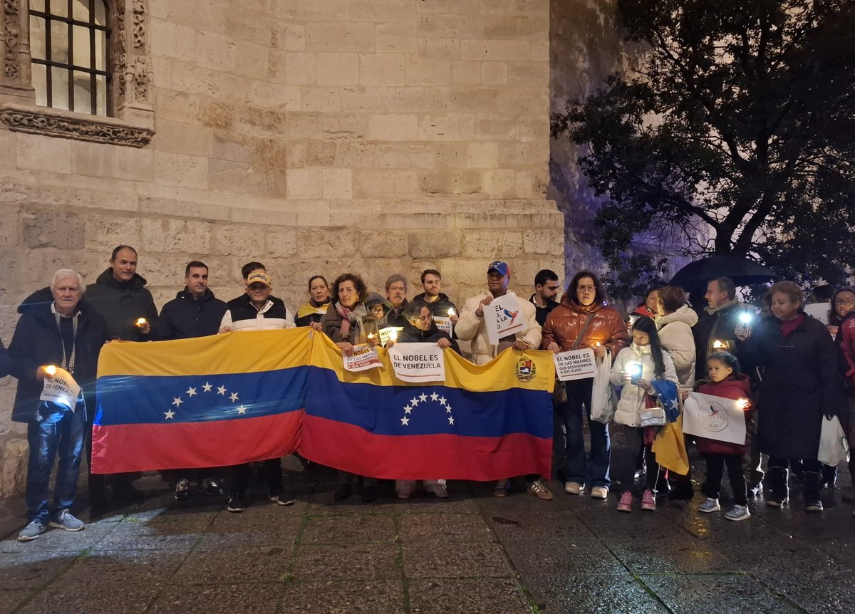 PPAytoVLL's tweet photo. 🔵 Bajo el lema «Marcha por la paz y la libertad», los concejales @mmcantalapiedra y @pellitero se han unido hoy a la Asociación de Venezolanos en Valladolid para apoyar a la Nobel de la Paz 2025 y líder democrática de #Venezuela, @MariaCorinaYA.
#VenezuelaLibre #PazYLibertad 🇻🇪 https://t.co/fRftpfZf3n